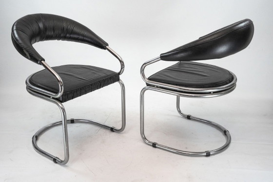 Image 1 of Een paar stoelen van chroom en kunstleer van Giotto Stoppino. Italië, jaren 70.
