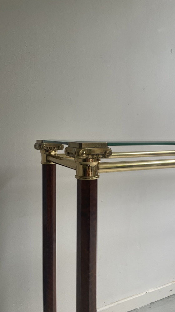 Mesa consola de lujo con tablero de cristal y detalles de latón. – Glass, Wood (photo 3 of 5)