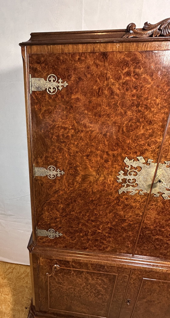 Image 1 of Mid-20th Century Burr Walnut Drinks Cabinet - Art Deco Eleganz trifft Queen Anne Charme
