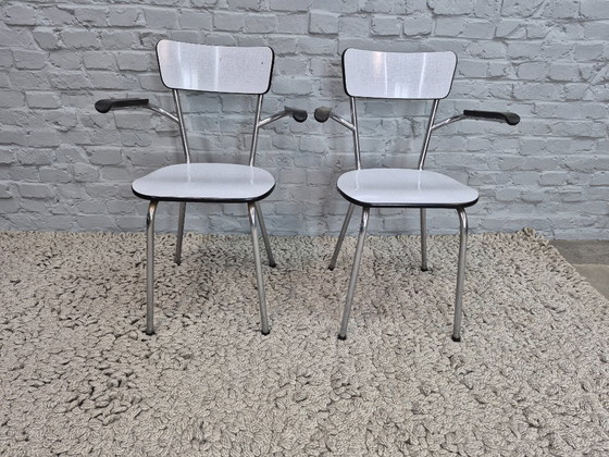 Sedie da cucina vintage Brabantia con braccioli in bachelite, Formica bianca con sottile texture lineare (photo 2 of 7)