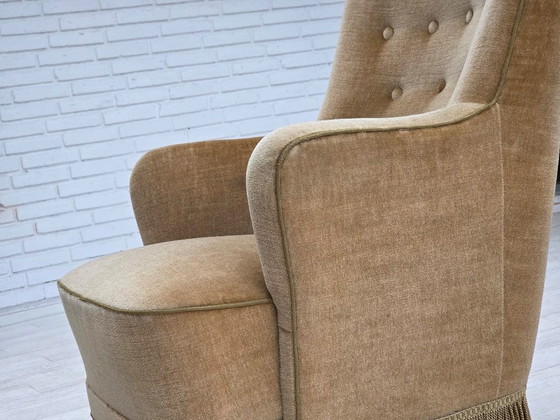 Image 1 of Poltrona danese con schienale alto, anni '70, rivestimento in velluto verde chiaro.