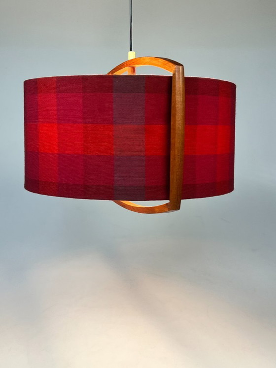 Image 1 of Lampada a sospensione vintage in teak con paralume a quadri rossi, Scandinavia anni '60