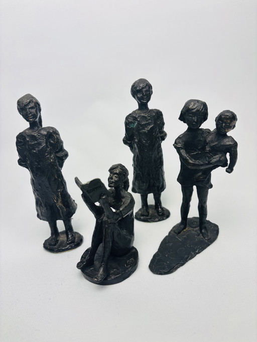 Raro set di 4 sculture in bronzo – Corry Ammerlaan – van Niekerk (CAN) incluse 2× ragazza con peluche