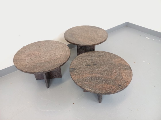 Image 1 of Set van drie vintage, in elkaar passende ronde salontafels van graniet uit de jaren 70 en 80.