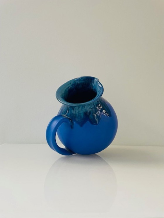 Image 1 of Pichet en céramique bleu cobalt à glaçure expressive