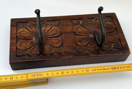 Image 1 of Handgesneden wandkapstok uit India – massief hout met 2 ijzeren haken