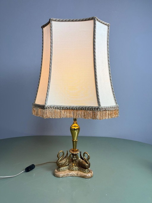 Lampada da tavolo scultorea Hollywood Regency Cigno con base in marmo e paralume sfrangiato, attribuita a Deknudt. Belgio, 1970s