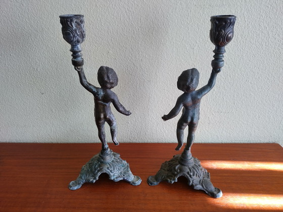 Image 1 of Dos candelabros antiguos franceses en bronce