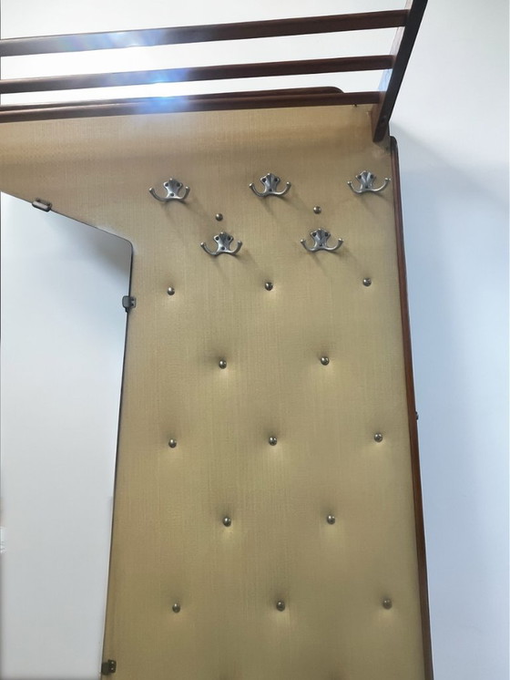 Image 1 of Century Garderobe mit Spiegel & Ablage – 50er 60er Vintage Flurgarderobe Holz Messing Hutablage Rockabilly-Wandgarderobe 