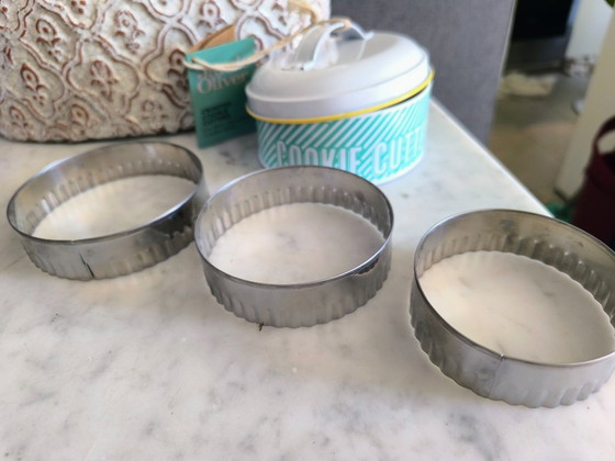 Image 1 of Lata de almacenamiento con 3 moldes para galletas "Jamie Oliver"