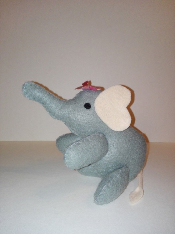 Image 1 of Móvil infantil hecho a mano "Elefante y corazones en las nubes"