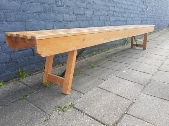 Image 1 of Wunderschöner antiker hölzerner Schulschreibtisch mit Lattenrost, 250 cm lang, Mid-Century