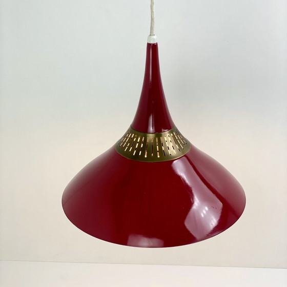 Image 1 of Lampada a sospensione scandinava in metallo rosso e ottone, 1960