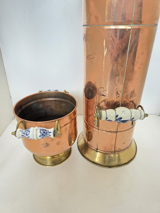 Vintage Nederlandse paraplubak en plantenbakset van koper en messing - Delftsblauwe handgrepen – Copper (photo 3 of 12)