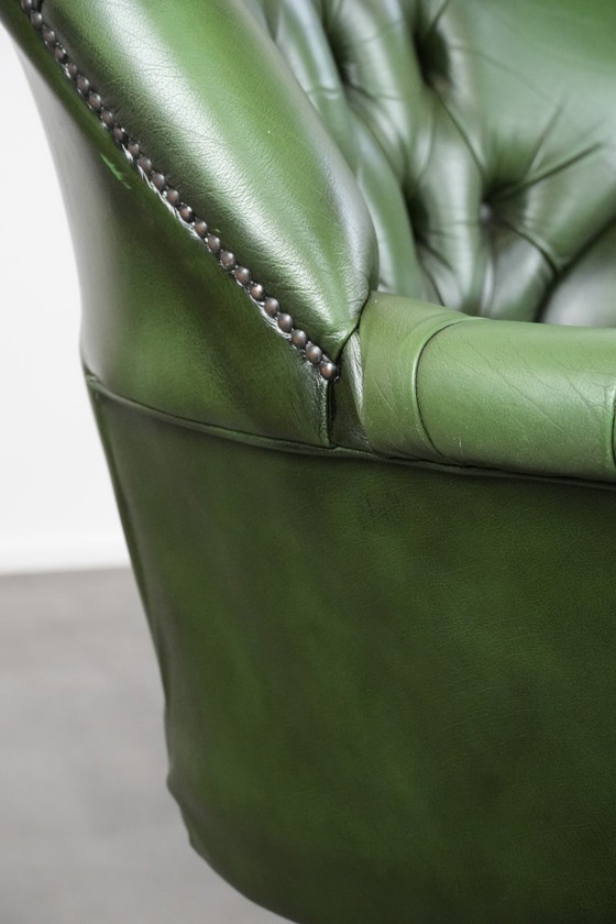 Image 1 of Grand fauteuil de bureau Chesterfield en cuir de vachette vert de style anglais, sur roulettes et à dossier haut.