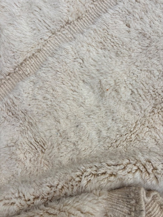 Image 1 of Extra groot Marokkaans Mrirt wollen tapijt 240x350 cm – Wit minimalistisch geometrisch ontwerp