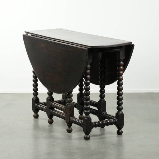 Mooie antieke Engelse eikenhouten gateleg tafel uit eind 17e/ begin 18e eeuw met bobbin gedraaide poten
