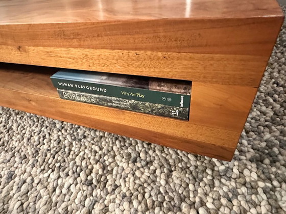 Image 1 of Design Couchtisch Nussbaum massiv