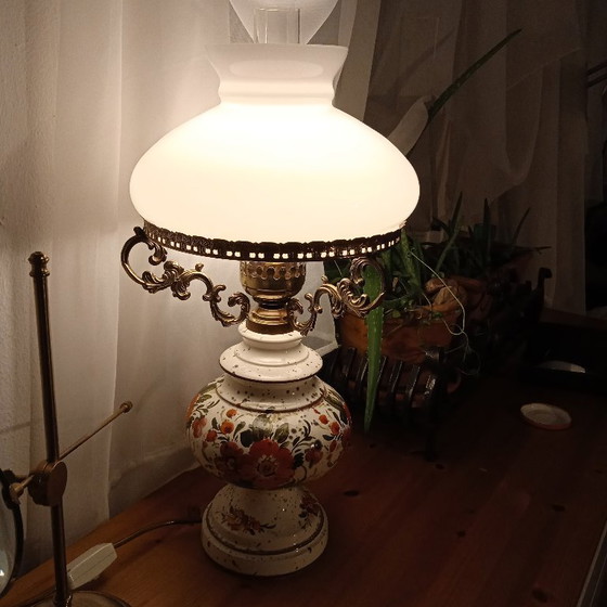 Image 1 of Lampe de table Majolica Sturm-Design en céramique italienne vintage, avec verre blanc dépoli et motifs floraux.