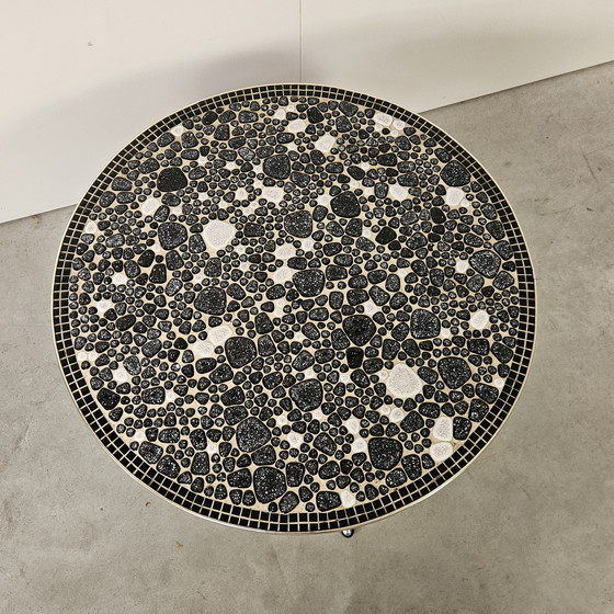 Image 1 of Tavolino rotondo vintage con ciottoli e mosaico