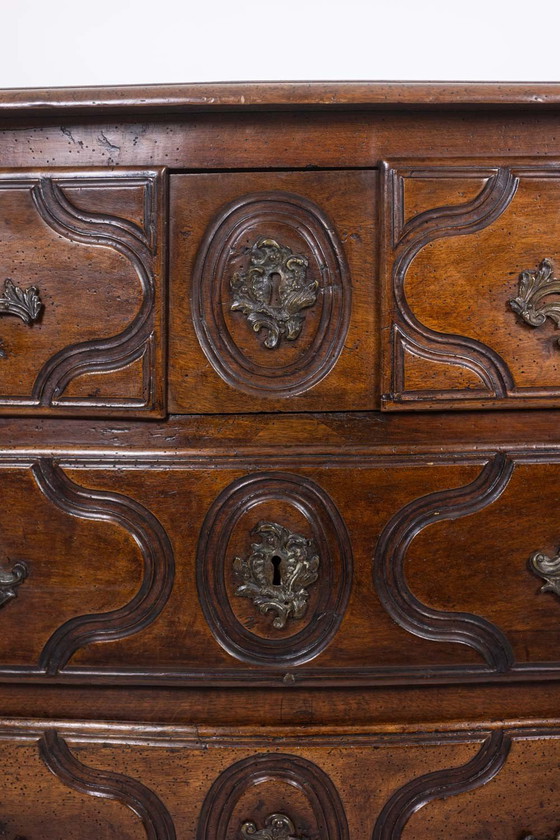 Parijse commode met 5 laden, van massief walnotenhout, uit de Lodewijk XIV-periode. – H.E., Ladekasten, Wood (photo 8 of 11)