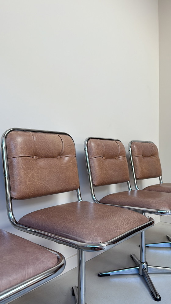 Image 1 of Quatre chaises pivotantes vintage en cuir chromé/skaï