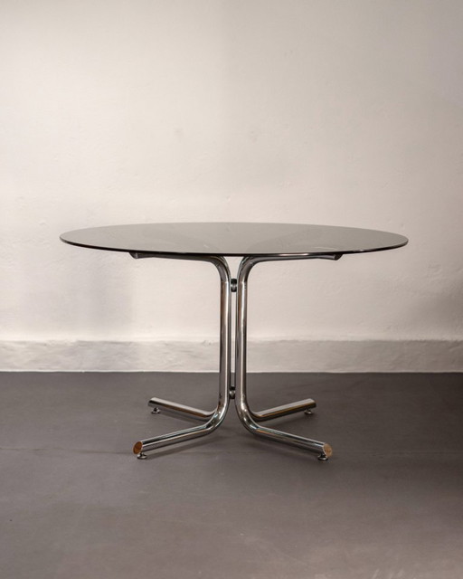 Mesa de comedor redonda italiana de acero cromado tubular y cristal ahumado, 1960