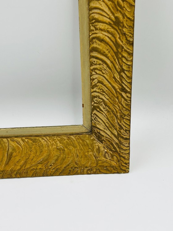 Image 1 of Vintage, gesneden houten lijst met een gouden afwerking.