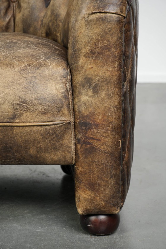 Image 1 of Einzigartiger, stilvoller und bequemer Chesterfield-Clubsessel aus Kuhfell mit einer wunderschönen Farbkombination.