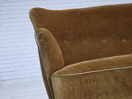 Image 1 of Canapé danois 3 places des années 1960, velours d'ameublement jaune miel, bois de hêtre