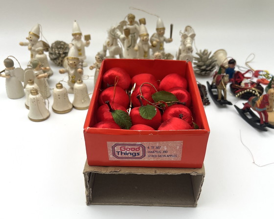Image 1 of Ampia collezione di vecchi addobbi natalizi: legno, pigne, figure, mele