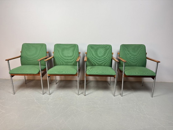 Image 1 of Juego de 4 sillas de comedor Thereca de diseño de mediados de siglo con tapicería verde vibrante.