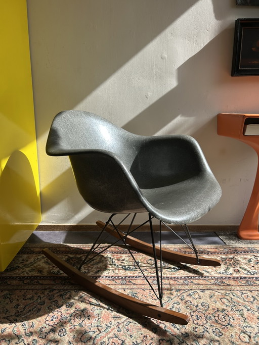 Poltrona a secchiello originale Eames/Herman Miller "Elephant Grey" in fibra di vetro con base a dondolo. Poltrona a dondolo