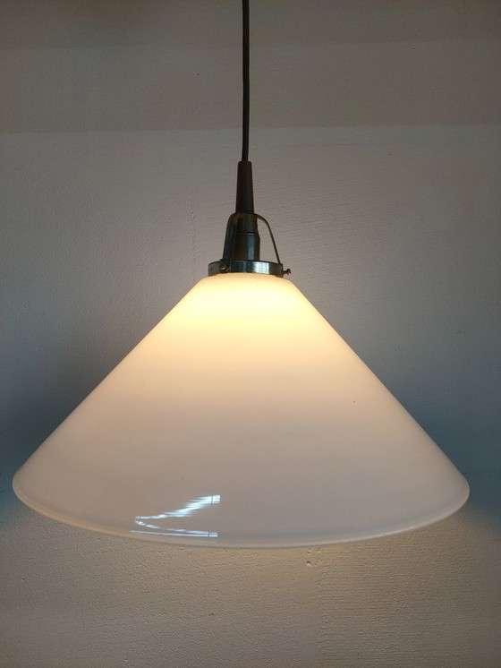 Image 1 of Suspension vintage massive originale (verre opale/laiton)