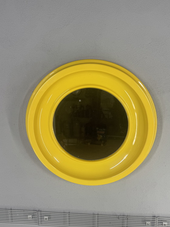 Image 1 of Ronde Gele Spiegel uit de Jaren 70 – in de stijl van Kartell space age 