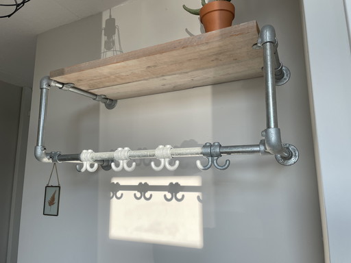 Porte-manteau avec étagère - style industriel