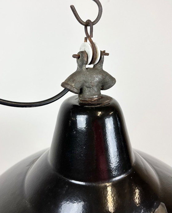 Image 1 of Industriële zwarte geëmailleerde fabriekslamp met gietijzeren bovenkant, jaren 50
