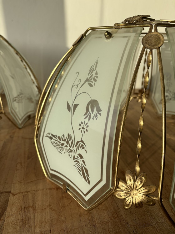 Image 1 of Set van 2 vintage glazen lampenkappen (Ø40 cm) met goudkleurig bloemenframe – Art Nouveau stijl