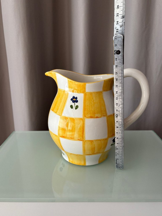 Brocca in ceramica Cottagecore dipinta a mano – Quadri gialli e fiori blu – Accessori da cucina (photo 6 of 11)