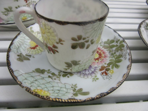 Vintage 4 Asian miniature cups and saucers with gold tone rims new condition