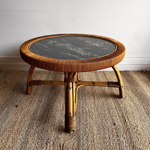 Table basse en bambou et rotin avec plateau en marbre vintage