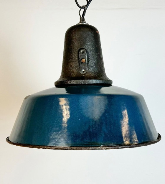 Image 1 of Lampe industrielle en émail bleu avec abat-jour en fonte, années 1960