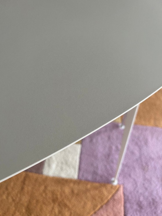 Mr. Hyde von Extendo: Verspielter ausziehbarer Designtisch, Esstische, Kunststoff, Grau (Foto 5 von 5)