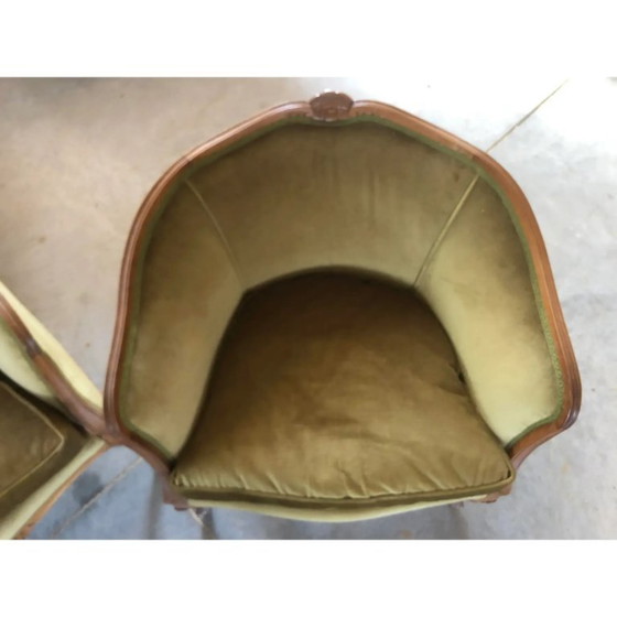 Image 1 of Ensemble trois pièces comprenant un fauteuil et un canapé en noyer de style italien, datant du milieu du XXe siècle.