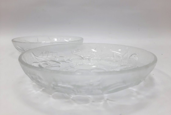 Image 1 of Dos platos de postre de vidrio prensado con estampado de frutas