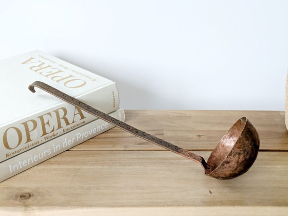 Image 1 of Grande mestolo vintage in rame con manico inciso a mano, decorazione da cucina in stile primitivo europeo.