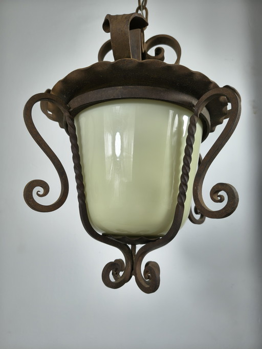 Lampada a sospensione antica in ferro battuto con vetro opalino - lanterna da ingresso - vintage