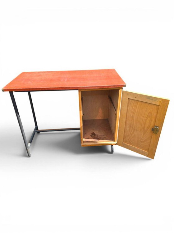 Scrivania vintage anni '50 in laminato rosso, legno e metallo. – Scrivanie, Plastic (photo 5 of 5)