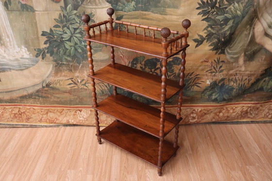 Image 1 of Altes Regal auf gedrechselten Holzbeinen