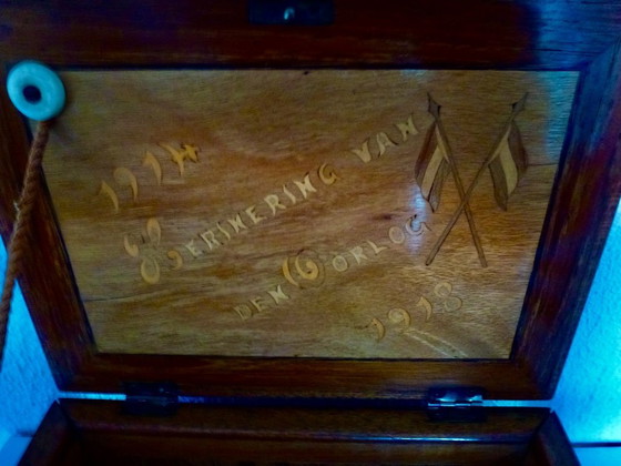 Image 1 of Una scatola di legno d'epoca con intarsi floreali